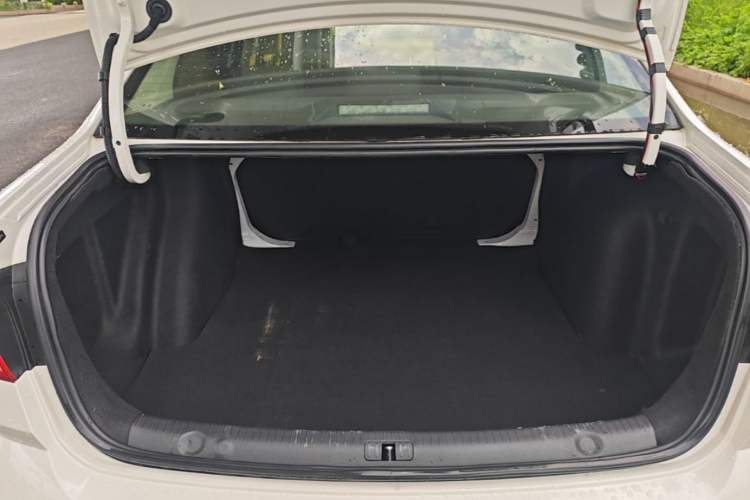 Used Volkswagen Lavida 2017 1.6L Automatic Fashion Edition Trunk
