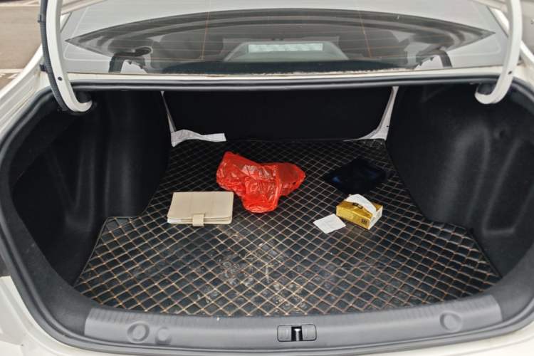 Used Volkswagen Lavida 2017 1.6L Manual Fashion Edition Trunk