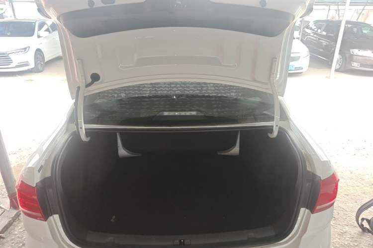 Used Volkswagen Lavida 2017 1.6L Manual Fashion Edition Trunk