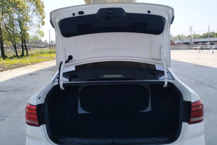 Used Volkswagen Lavida 2017 1.6L Automatic Fashion Edition Trunk