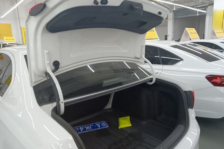 Used Volkswagen Lavida 2017 1.6L Automatic Fashion Edition Trunk