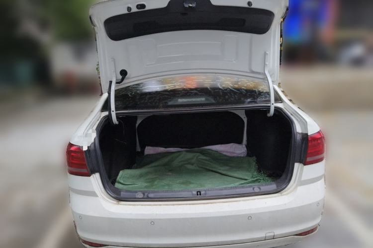 Used Volkswagen Lavida 2017 1.6L Automatic Fashion Edition Trunk