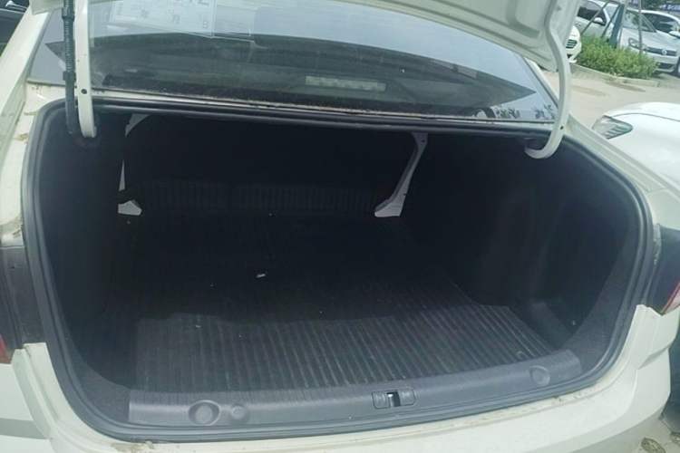 Used Volkswagen Lavida 2017 1.6L Manual Fashion Edition Trunk
