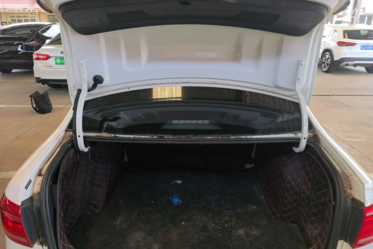 Used Volkswagen Lavida 2017 1.6L Automatic Fashion Edition Trunk