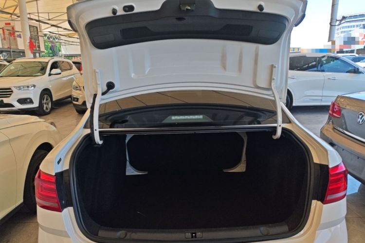 Used Volkswagen Lavida 2017 1.6L Automatic Fashion Edition Trunk