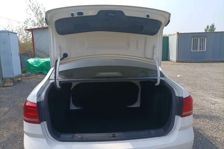Used Volkswagen Lavida 2017 1.6L Automatic Fashion Edition Trunk