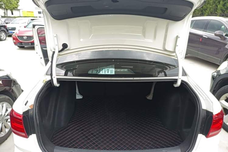 Used Volkswagen Lavida 2017 1.6L Automatic Comfort Edition Trunk