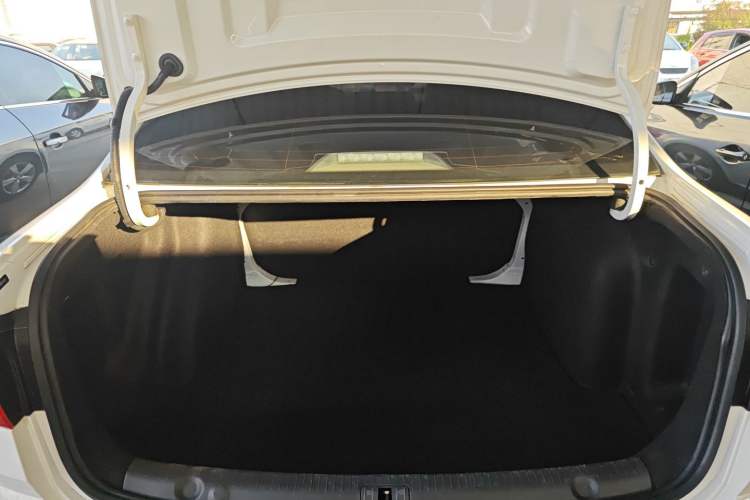 Used Volkswagen Lavida 2017 1.6L Manual Fashion Edition Trunk