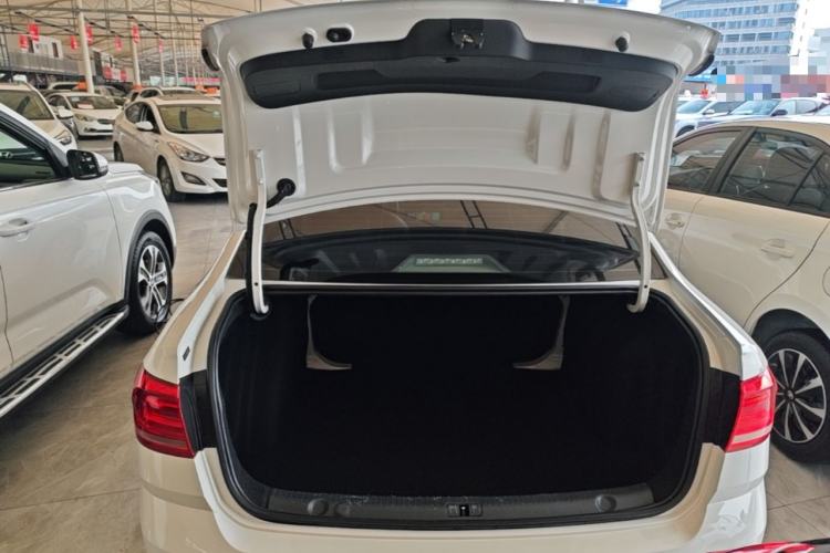 Used Volkswagen Lavida 2017 1.6L Automatic Fashion Edition Trunk