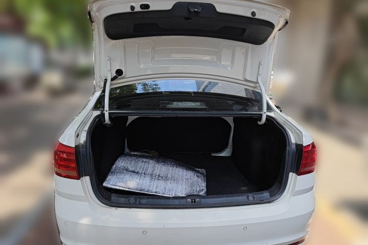 Used Volkswagen Lavida 2017 1.6L Manual Fashion Edition Trunk
