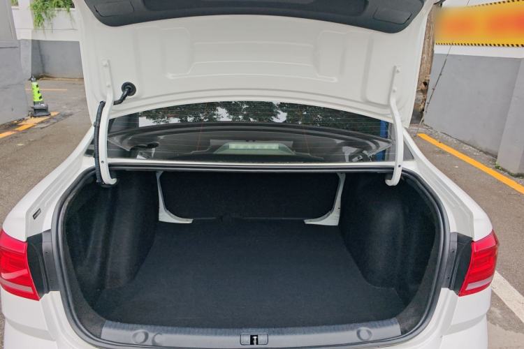 Used Volkswagen Lavida 2017 1.6L Automatic Fashion Edition Trunk