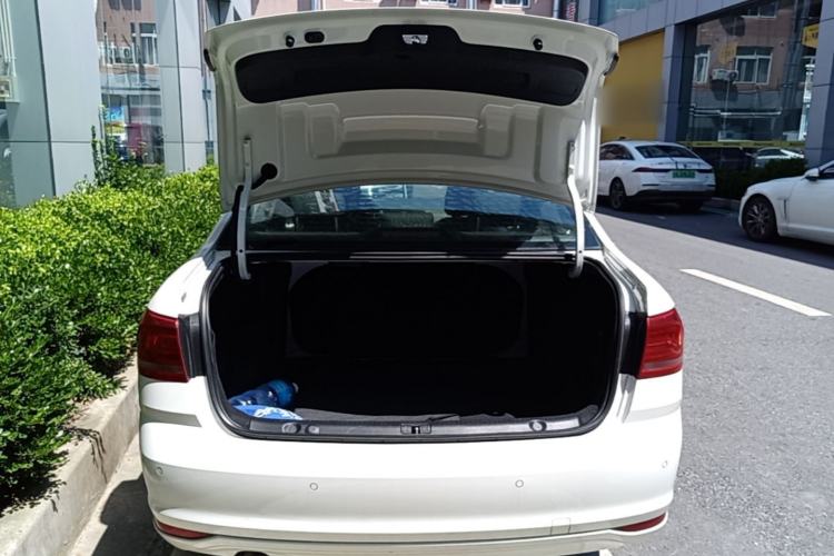 Used Volkswagen Lavida 2017 1.6L Automatic Fashion Edition Trunk