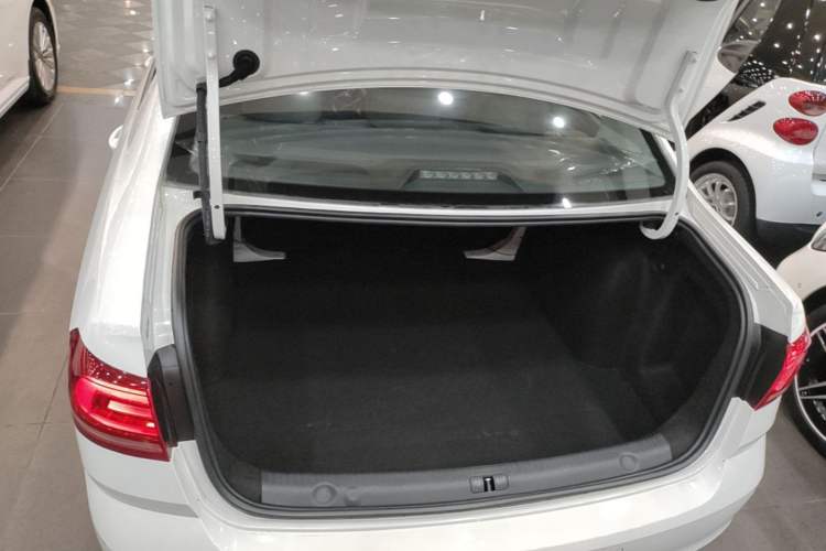 Used Volkswagen Lavida 2017 1.6L Automatic Fashion Edition Trunk