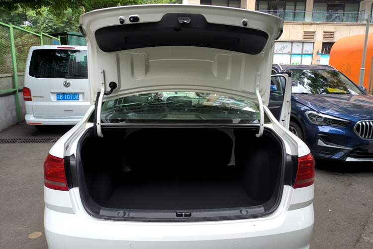 Used Volkswagen Lavida 2017 1.6L Automatic Comfort Edition Trunk