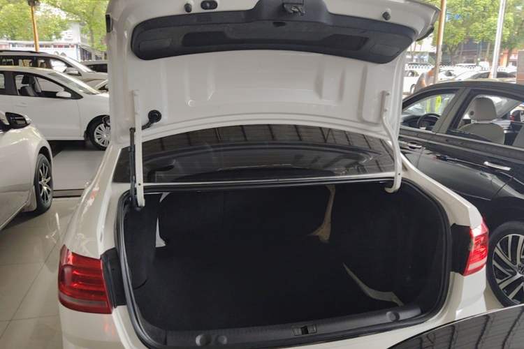 Used Volkswagen Lavida 2017 1.6L Automatic Comfort Edition Trunk