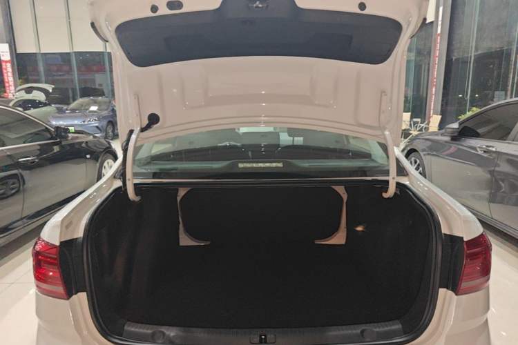 Used Volkswagen Lavida 2017 1.6L Automatic Fashion Edition Trunk