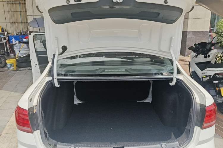 Used Volkswagen Lavida 2017 1.6L Automatic Fashion Edition Trunk