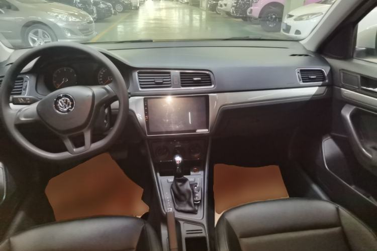 Used Volkswagen Lavida 2017 1.6L Automatic Fashion Edition Center Console