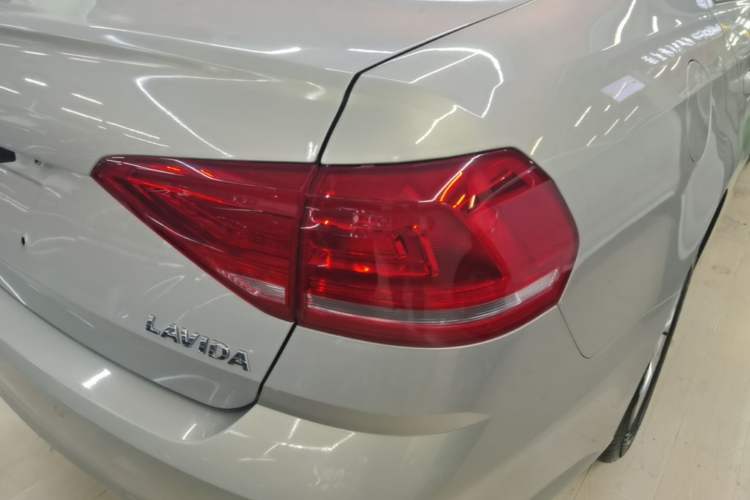 Used Volkswagen Lavida 2017 1.6L Automatic Fashion Edition Exterior 3