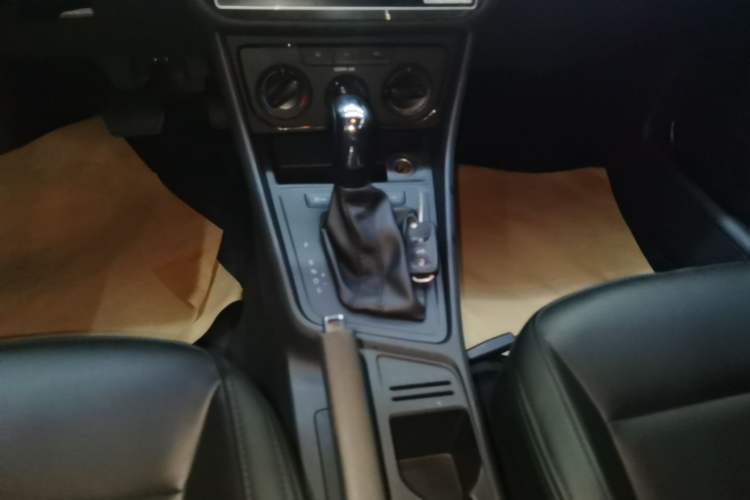 Used Volkswagen Lavida 2017 1.6L Automatic Fashion Edition Gear Lever