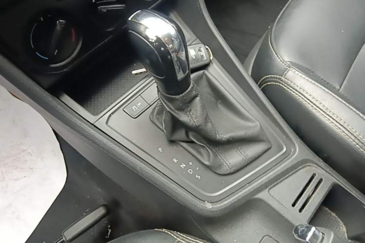 Used Volkswagen Lavida 2017 1.6L Automatic Fashion Edition Gear Lever