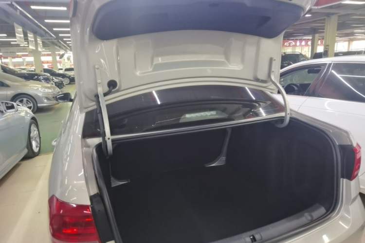Used Volkswagen Lavida 2017 1.6L Automatic Fashion Edition Trunk