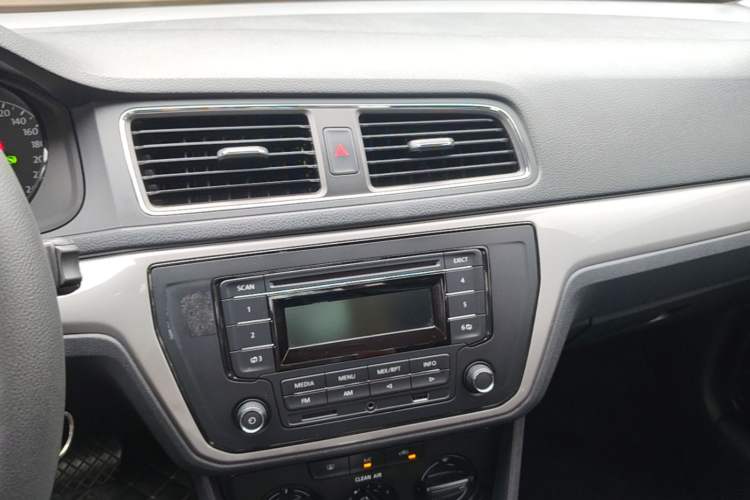 Used Volkswagen Lavida 2018 Classic 1.5L Automatic Fashion Edition China VI Standard Audio And AC Panel