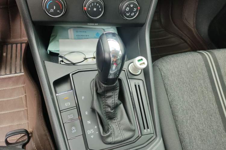 Used Volkswagen Lavida 2018 1.5L Automatic Fashion Edition China V Standard Gear Lever