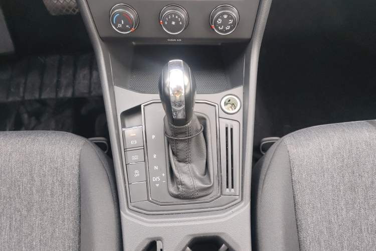 Used Volkswagen Lavida 2018 1.5L Automatic Fashion Edition China V Standard Gear Lever