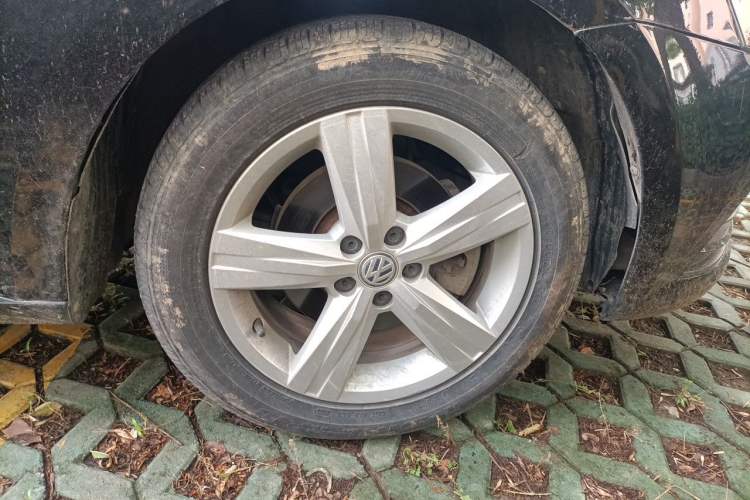 Used Volkswagen Lavida 2018 Classic 1.5L Automatic Fashion Edition China VI Standard Right Front Wheel Hub