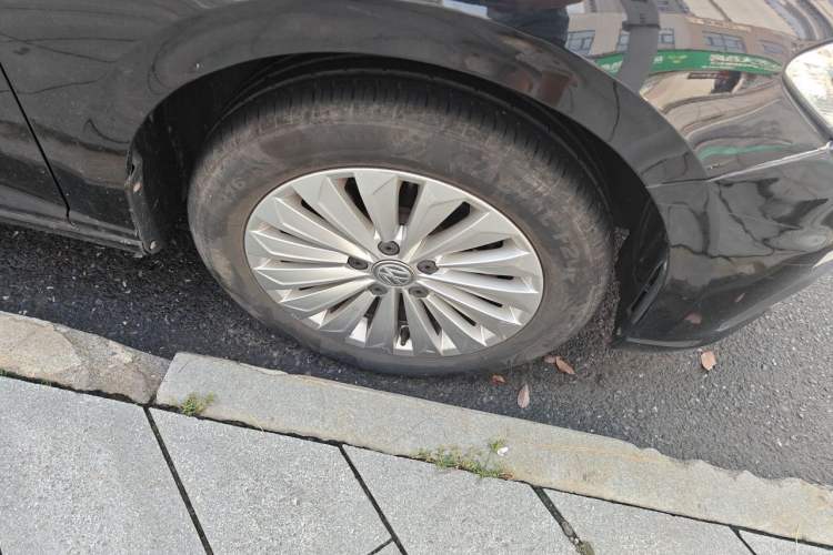 Used Volkswagen Lavida 2018 1.5L Automatic Comfort Edition China V Standard Right Front Wheel Hub