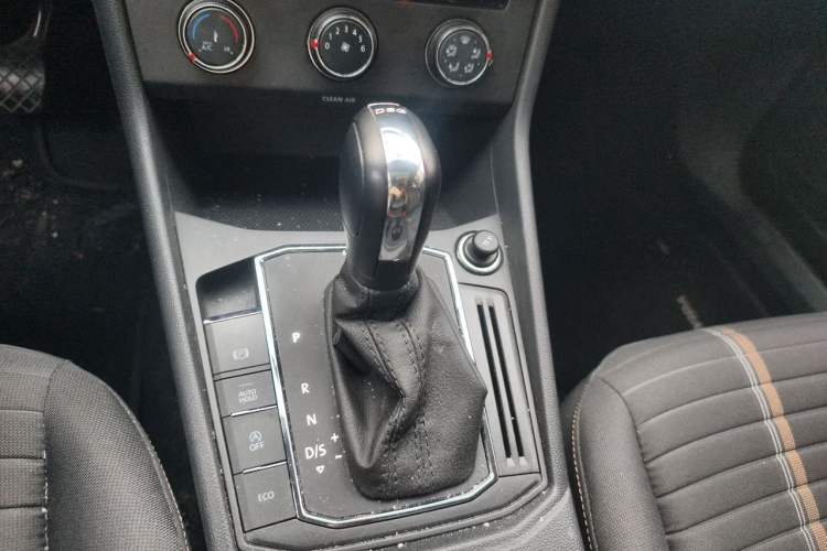 Used Volkswagen Lavida 2018 Hatchback 200TSI DSG Comfort Edition China V Standard Gear Lever