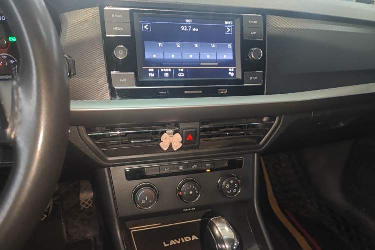 Used Volkswagen Lavida 2018 1.5L Automatic Fashion Edition China V Standard Audio And AC Panel