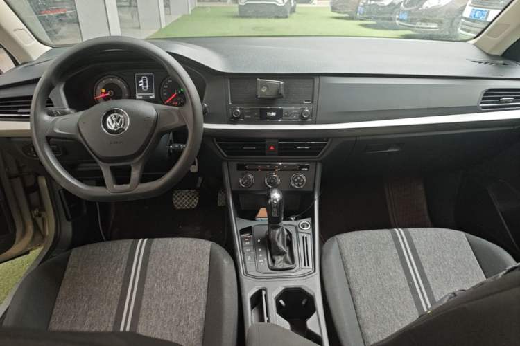 Used Volkswagen Lavida 2018 1.5L Automatic Fashion Edition China V Standard Center Console