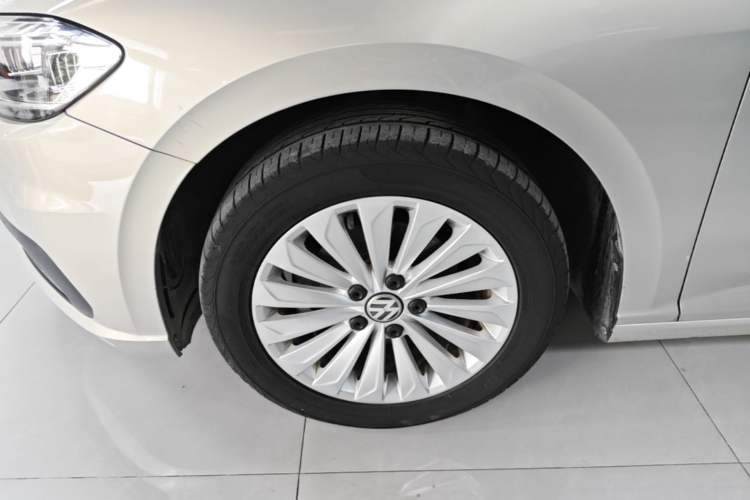 Used Volkswagen Lavida 2018 1.5L Automatic Comfort Edition China V Standard Left Front Wheel Hub