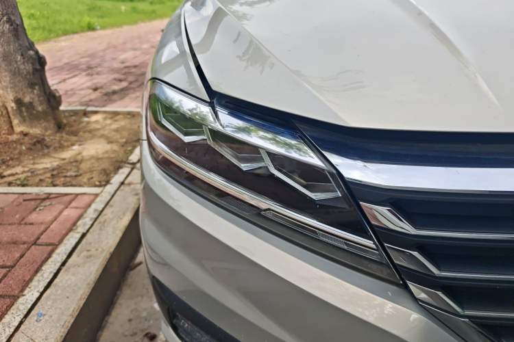 Used Volkswagen Lavida 2018 1.5L Automatic Fashion Edition China V Standard Right Front Headlight