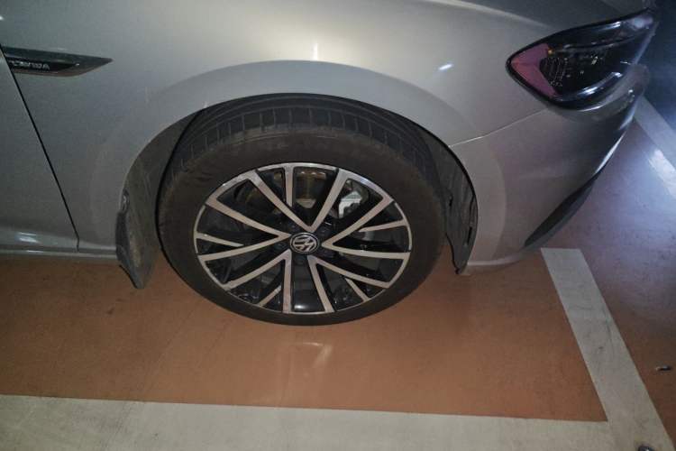Used Volkswagen Lavida 2018 280TSI DSG Luxury Edition China V Standard Right Front Wheel Hub