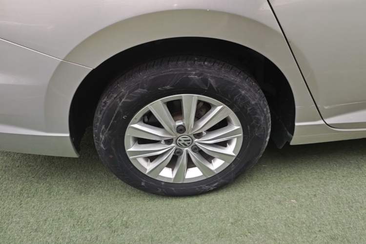 Used Volkswagen Lavida 2018 1.5L Automatic Fashion Edition China V Standard Right Rear Wheel Hub