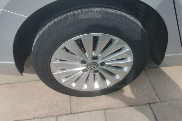 Used Volkswagen Lavida 2018 1.5L Automatic Comfort Edition China V Standard Right Rear Wheel Hub