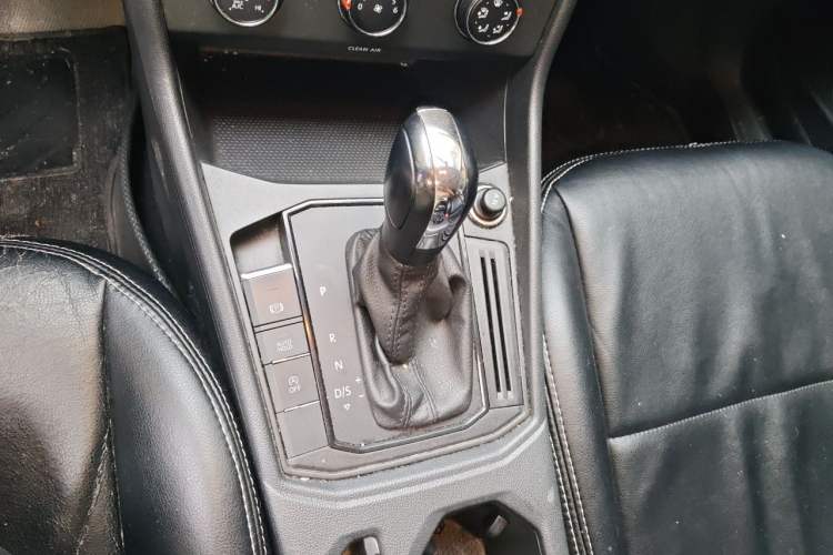 Used Volkswagen Lavida 2018 1.5L Automatic Fashion Edition China V Standard Gear Lever