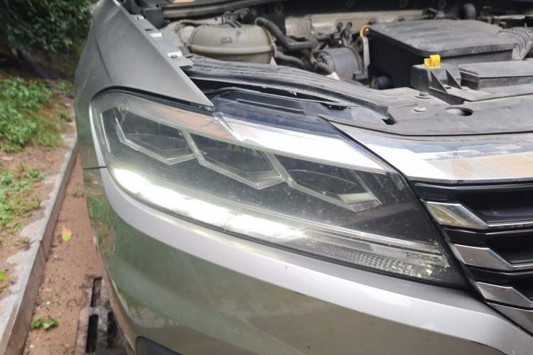 Used Volkswagen Lavida 2018 1.5L Automatic Fashion Edition China V Standard Right Front Headlight