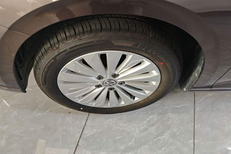 Used Volkswagen Lavida 2018 1.5L Automatic Comfort Edition China V Standard Left Front Wheel Hub