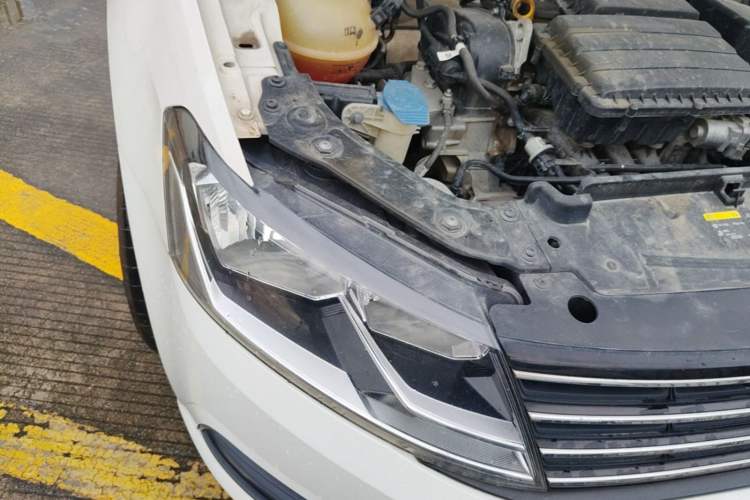 Used Volkswagen Lavida 2018 Classic 1.5L Automatic Fashion Edition China VI Standard Right Front Headlight