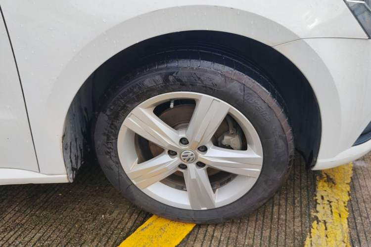 Used Volkswagen Lavida 2018 Classic 1.5L Automatic Fashion Edition China VI Standard Right Front Wheel Hub