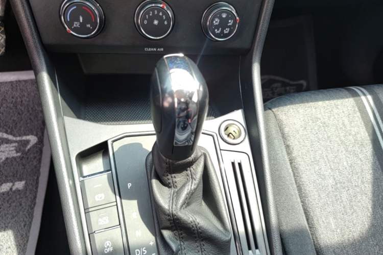 Used Volkswagen Lavida 2018 1.5L Automatic Fashion Edition China V Standard Gear Lever