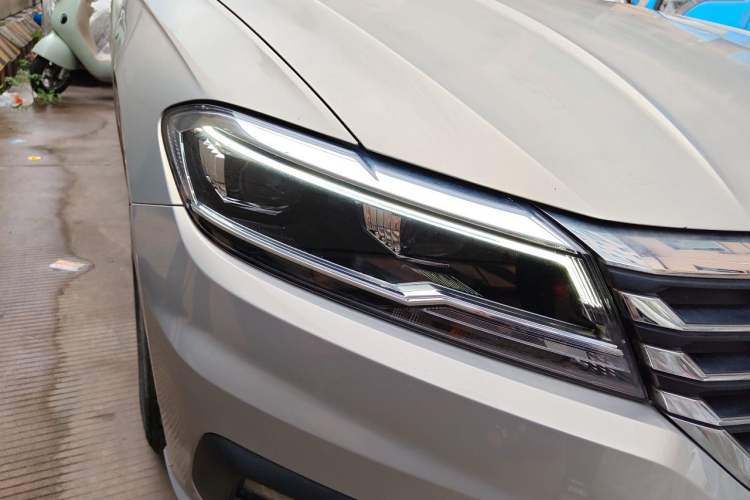 Used Volkswagen Lavida 2018 1.5L Automatic Comfort Edition China V Standard Right Front Headlight