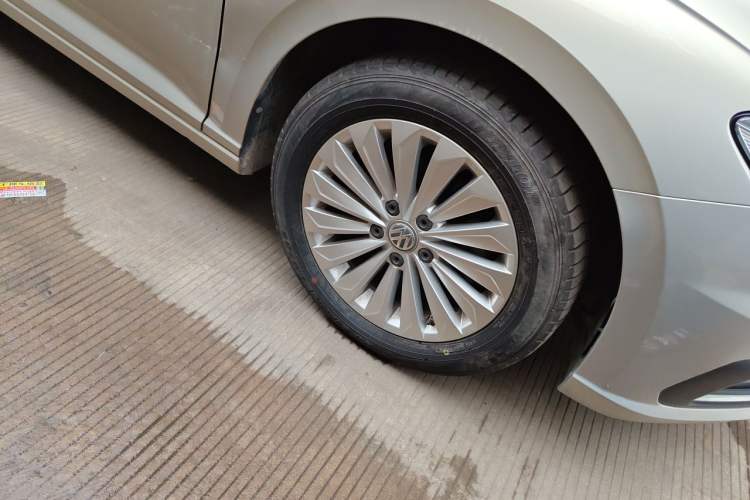Used Volkswagen Lavida 2018 1.5L Automatic Comfort Edition China V Standard Right Front Wheel Hub