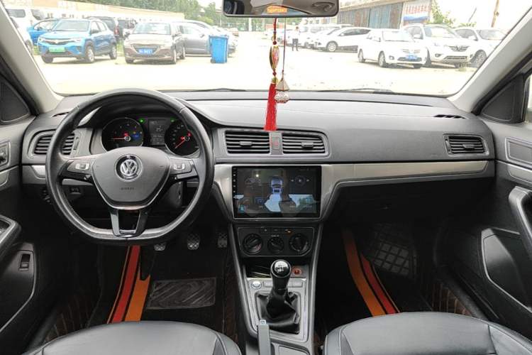 Used Volkswagen Lavida 2018 Classic 1.5L Manual Comfort Edition China VI Standard Center Console