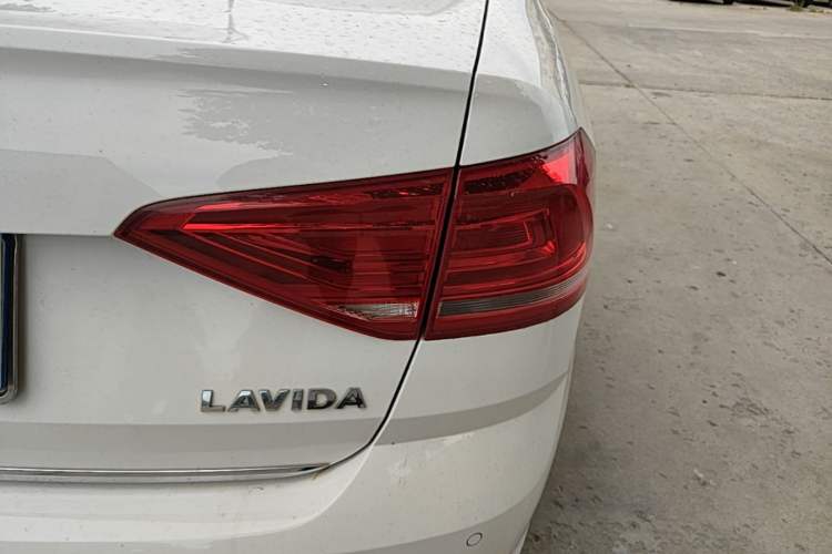 Used Volkswagen Lavida 2018 Classic 1.5L Manual Comfort Edition China VI Standard Exterior 3