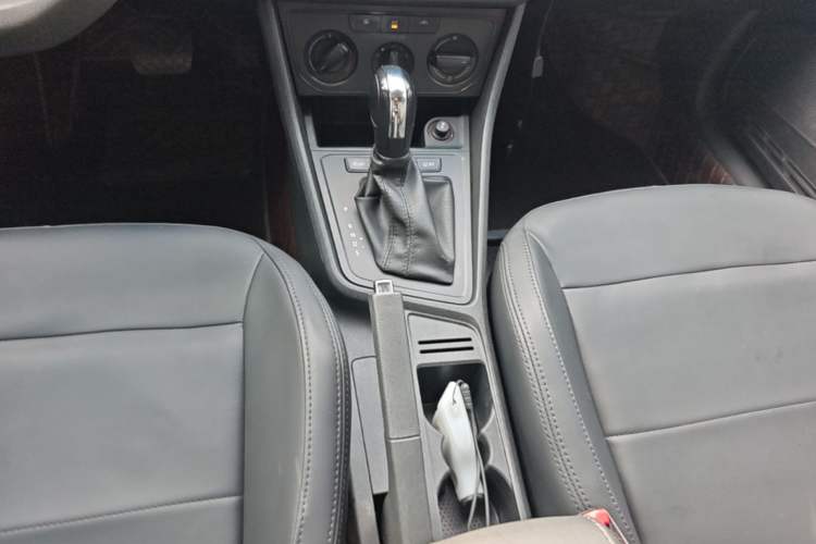 Used Volkswagen Lavida 2018 Classic 1.5L Automatic Fashion Edition China VI Standard Gear Lever